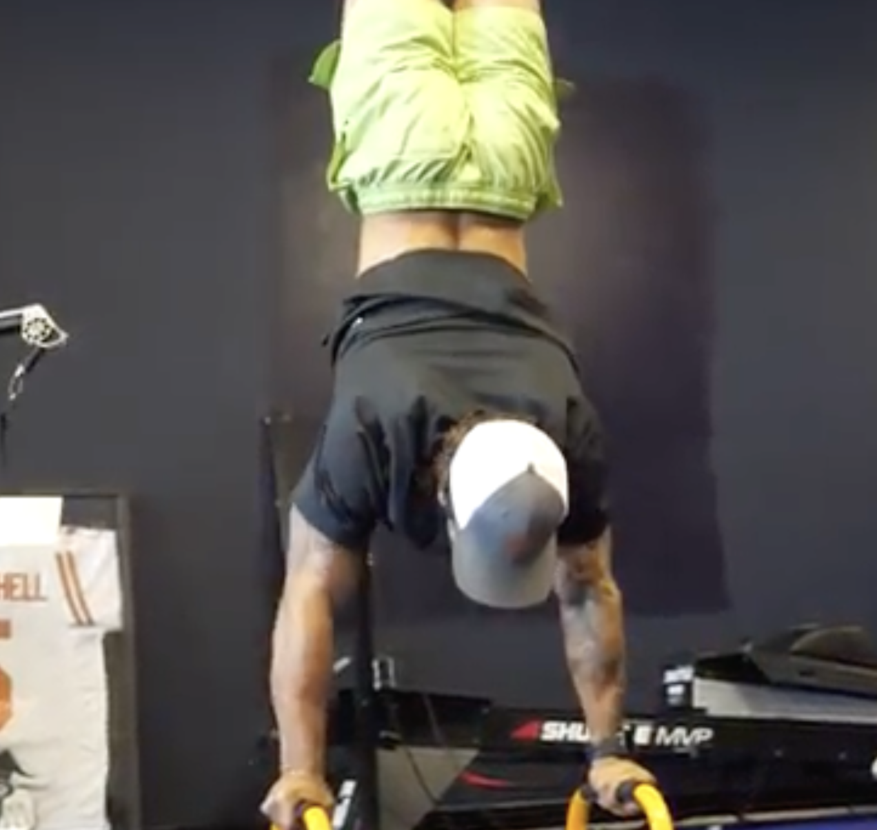 Calisthenic handstand